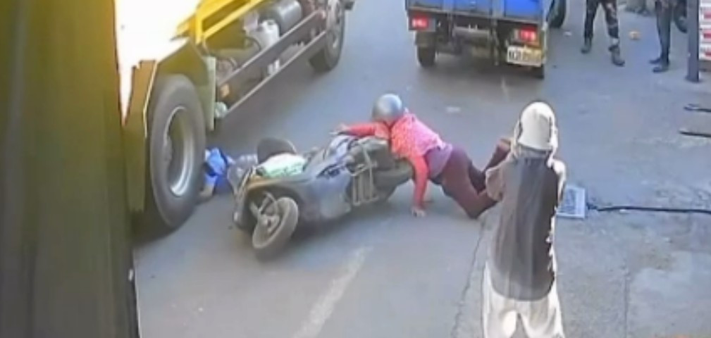 Thương tâm bé trai 7 tuổi leo lên xe bà ngoại vô tình vặn tay ga bị ô tô chở rác cán tử vong插图1 be-trai-2-1780026275.jpg