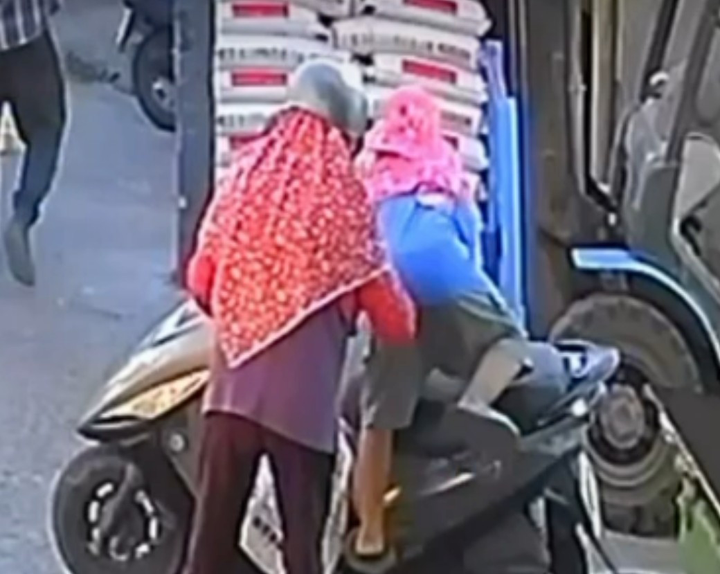 Thương tâm bé trai 7 tuổi leo lên xe bà ngoại vô tình vặn tay ga bị ô tô chở rác cán tử vong插图 be-trai-3-1780026275.jpg