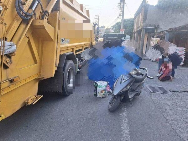 Thương tâm bé trai 7 tuổi leo lên xe bà ngoại vô tình vặn tay ga bị ô tô chở rác cán tử vong插图2 be-trai-1-1780026275.jpg