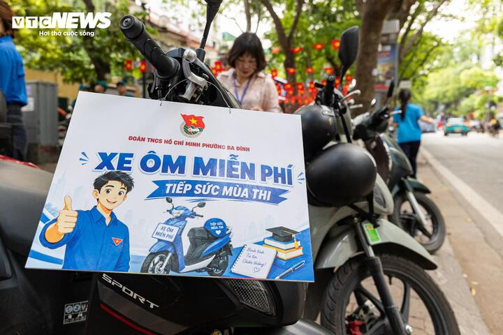Bút mới, xe ôm miễn phí, 'bùa may mắn' tiếp sức sĩ tử Hà Nội trong ngày thi cuối - 7