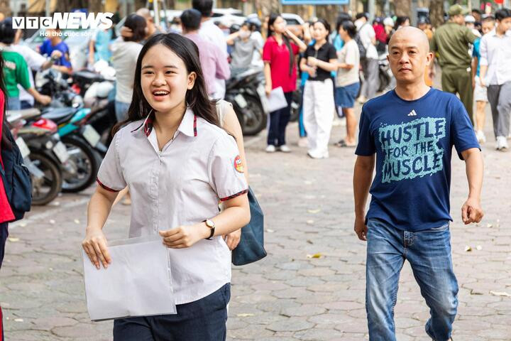 Bút mới, xe ôm miễn phí, 'bùa may mắn' tiếp sức sĩ tử Hà Nội trong ngày thi cuối - 9