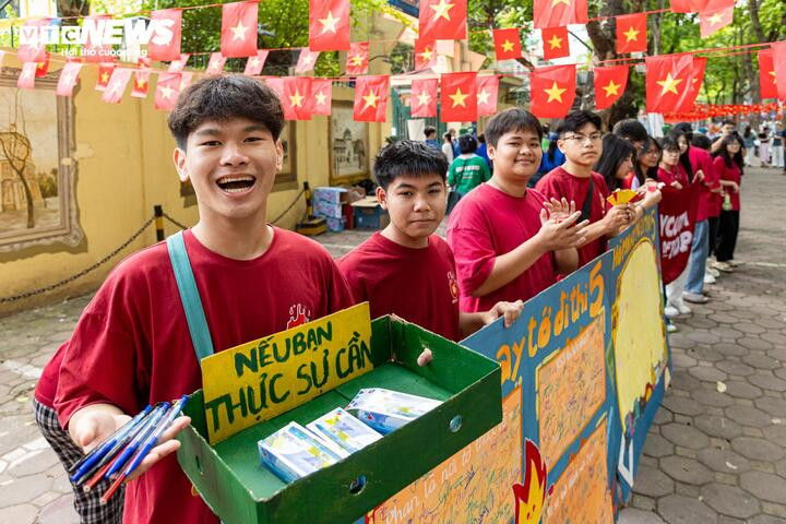“Không chỉ mang đến những lời động viên để tiếp thêm sự tự tin cho các thí sinh, chúng em còn chuẩn bị sẵn các vật dụng cần thiết như bút viết để hỗ trợ những trường hợp quên mang theo trước giờ vào phòng thi”, một thành viên CLB Tình nguyện trẻ THPT Phan Đình Phùng chia sẻ.