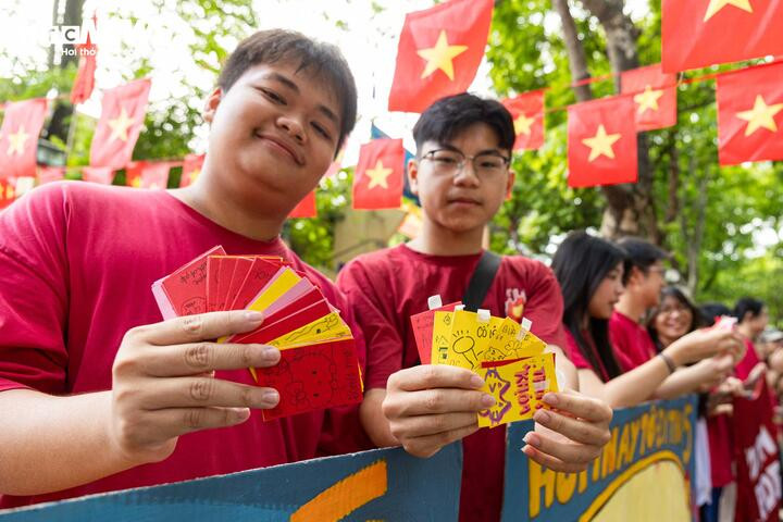 Bút mới, xe ôm miễn phí, 'bùa may mắn' tiếp sức sĩ tử Hà Nội trong ngày thi cuối - 5