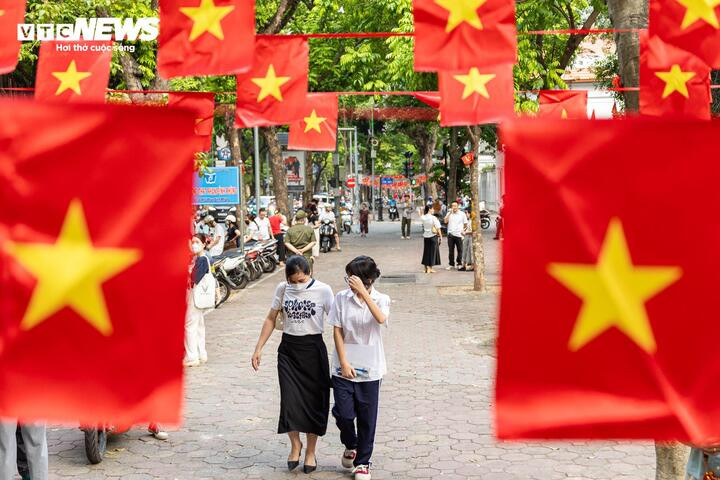 Kỳ thi tuyển sinh vào lớp 10 công lập tại Hà Nội được đánh giá là một trong những kỳ thi có mức độ cạnh tranh cao nhất cả nước. Kết quả kỳ thi không chỉ quyết định cơ hội vào trường công lập của học sinh mà còn là dấu mốc quan trọng sau bốn năm học THCS. Sau khi hoàn thành môn Toán trong sáng nay, thí sinh dự thi vào các trường chuyên sẽ tiếp tục tham gia các bài thi môn chuyên theo lịch của Sở GD&ĐT Hà Nội vào ngày 1/6.