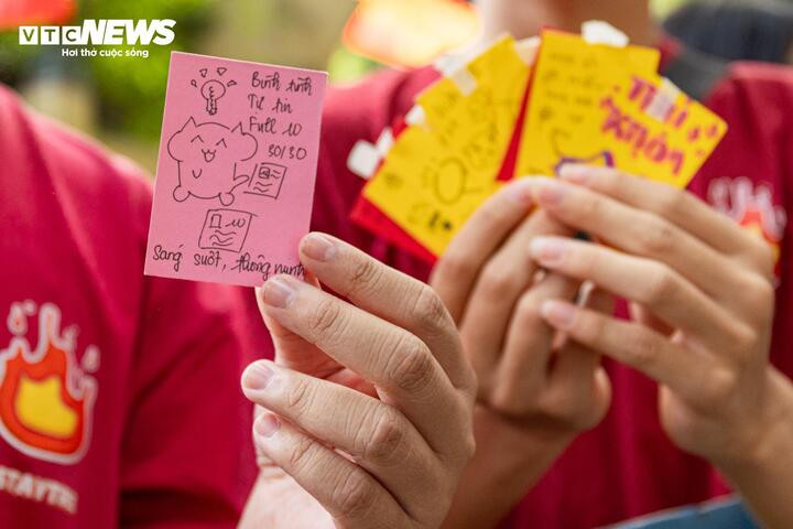 Bút mới, xe ôm miễn phí, 'bùa may mắn' tiếp sức sĩ tử Hà Nội trong ngày thi cuối - 6