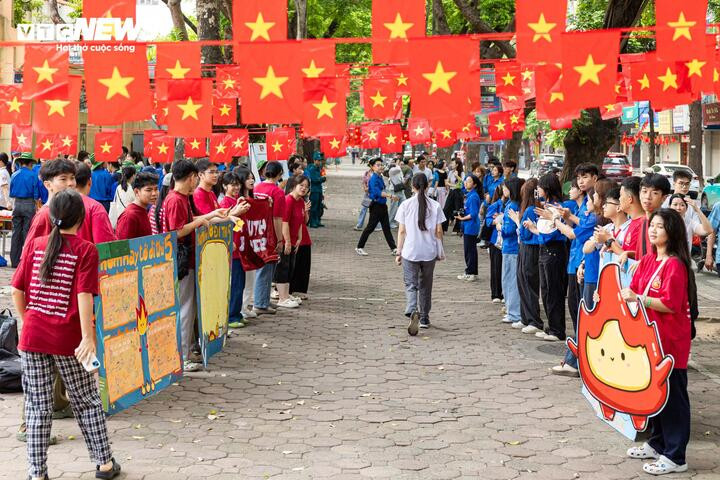 Từ sáng sớm, tại điểm thi THPT Phan Đình Phùng (phường Ba Đình), các tình nguyện viên phường Ba Đình đã có mặt để chuẩn bị công tác hỗ trợ thí sinh. Trong màu áo xanh quen thuộc, lực lượng thanh niên tình nguyện cùng CLB Tình nguyện trẻ của trường THPT Phan Đình Phùng nhiệt tình hướng dẫn, động viên và tiếp thêm tinh thần cho các sĩ tử trước khi bước vào môn thi cuối cùng của kỳ tuyển sinh.