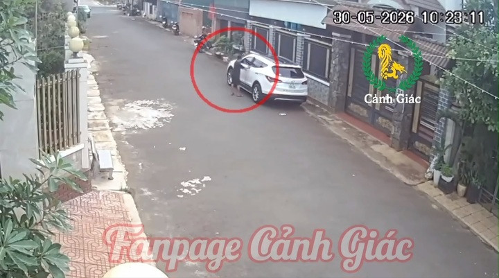 Hình ảnh bé trai lên ô tô của nhà chị H. (Ảnh cắt clip)