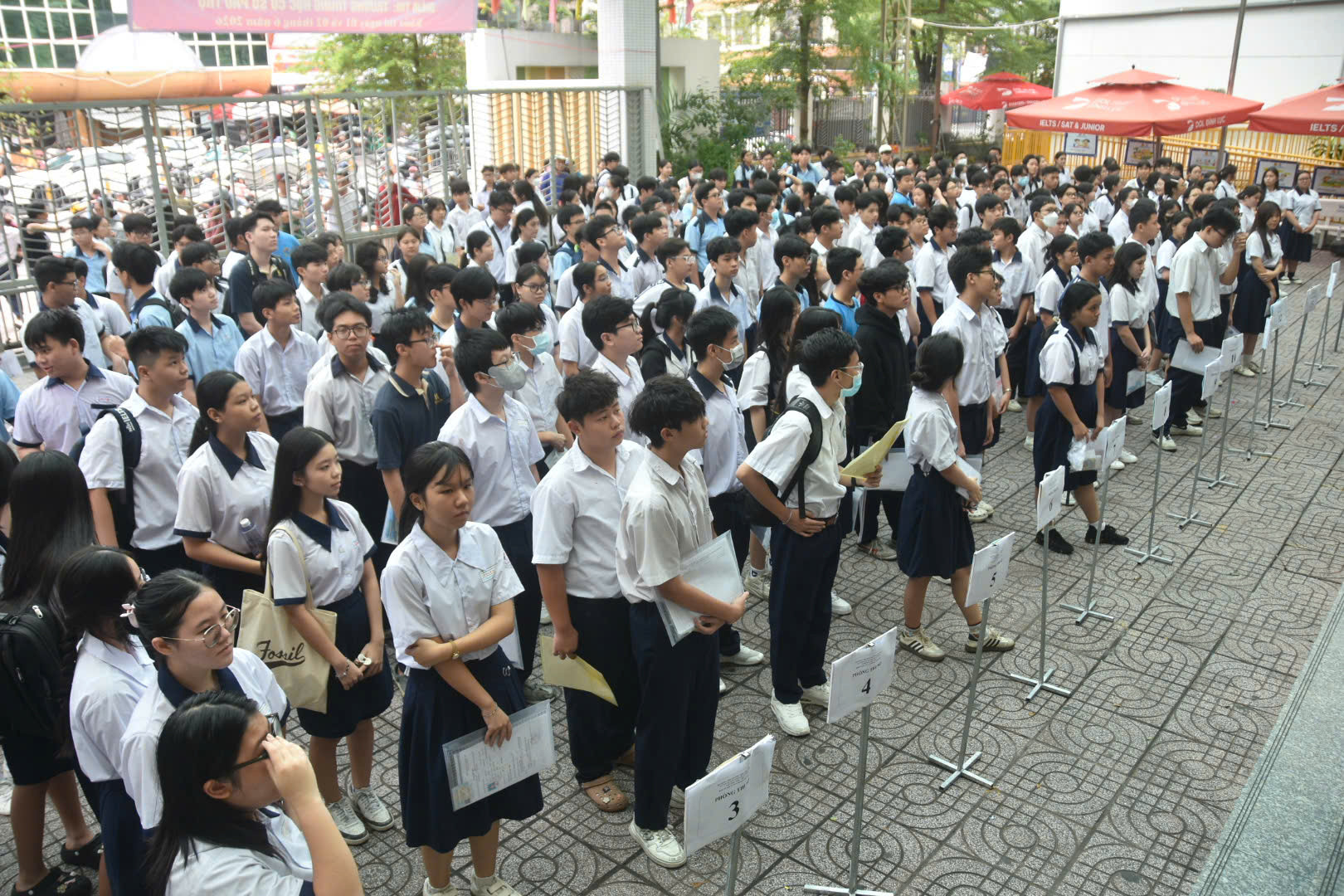 Hình ảnh thí sinh TPHCM hồi hộp làm thủ tục dự thi lớp 10: Kỳ thi quy mô lớn chưa từng có - Ảnh 5.