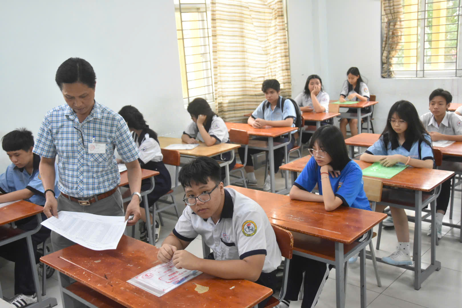 Hình ảnh thí sinh TPHCM hồi hộp làm thủ tục dự thi lớp 10: Kỳ thi quy mô lớn chưa từng có - Ảnh 3.