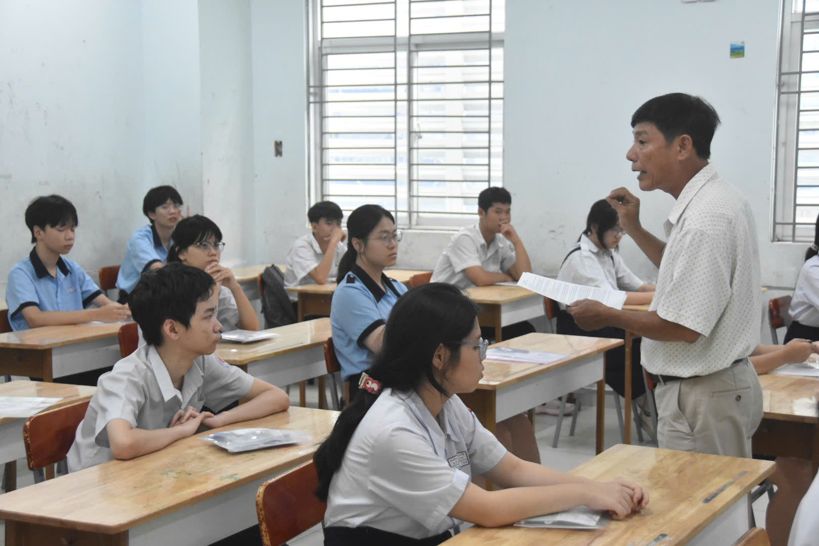 Hình ảnh thí sinh TPHCM hồi hộp làm thủ tục dự thi lớp 10: Kỳ thi quy mô lớn chưa từng có - Ảnh 2.