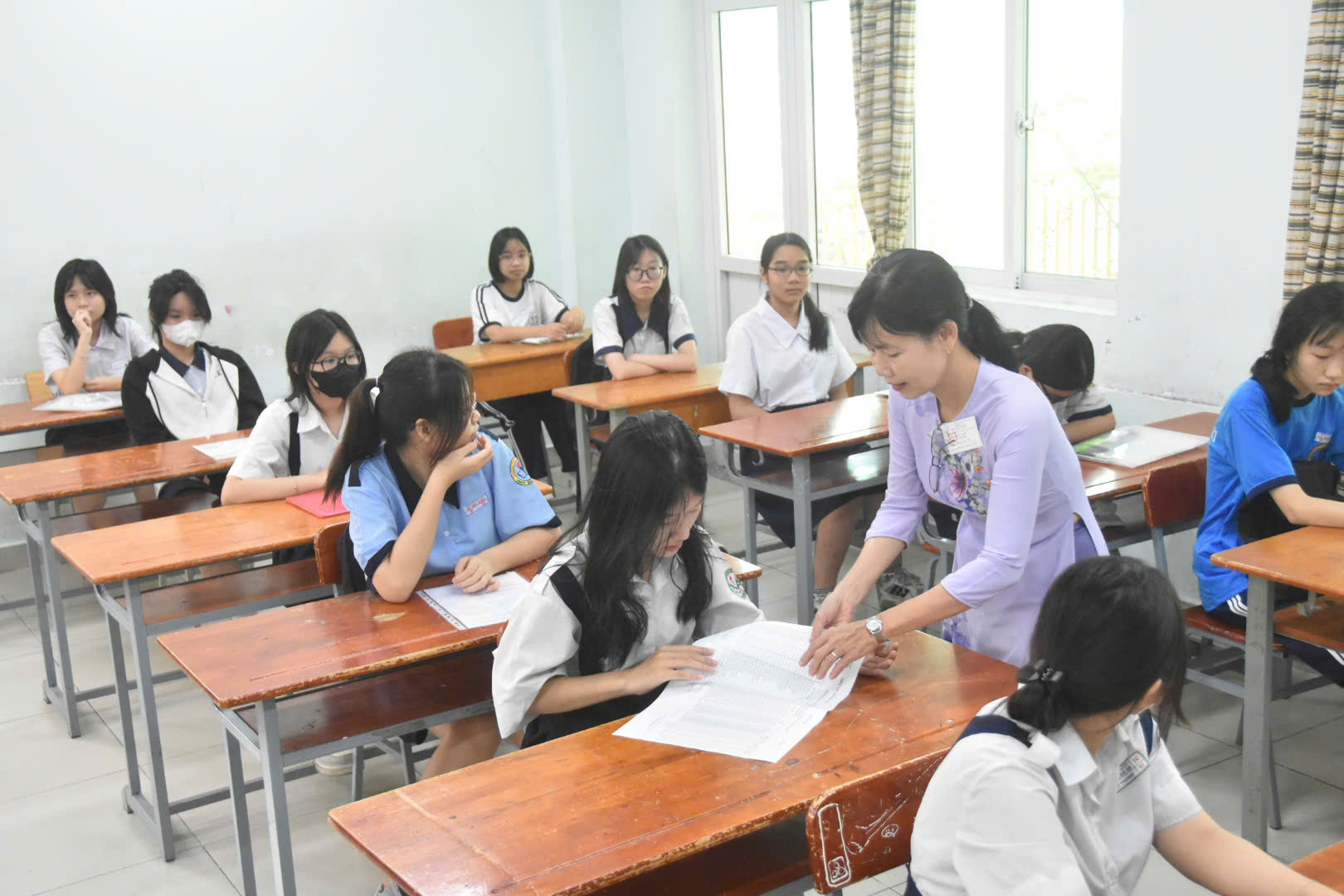 Hình ảnh thí sinh TPHCM hồi hộp làm thủ tục dự thi lớp 10: Kỳ thi quy mô lớn chưa từng có - Ảnh 6.
