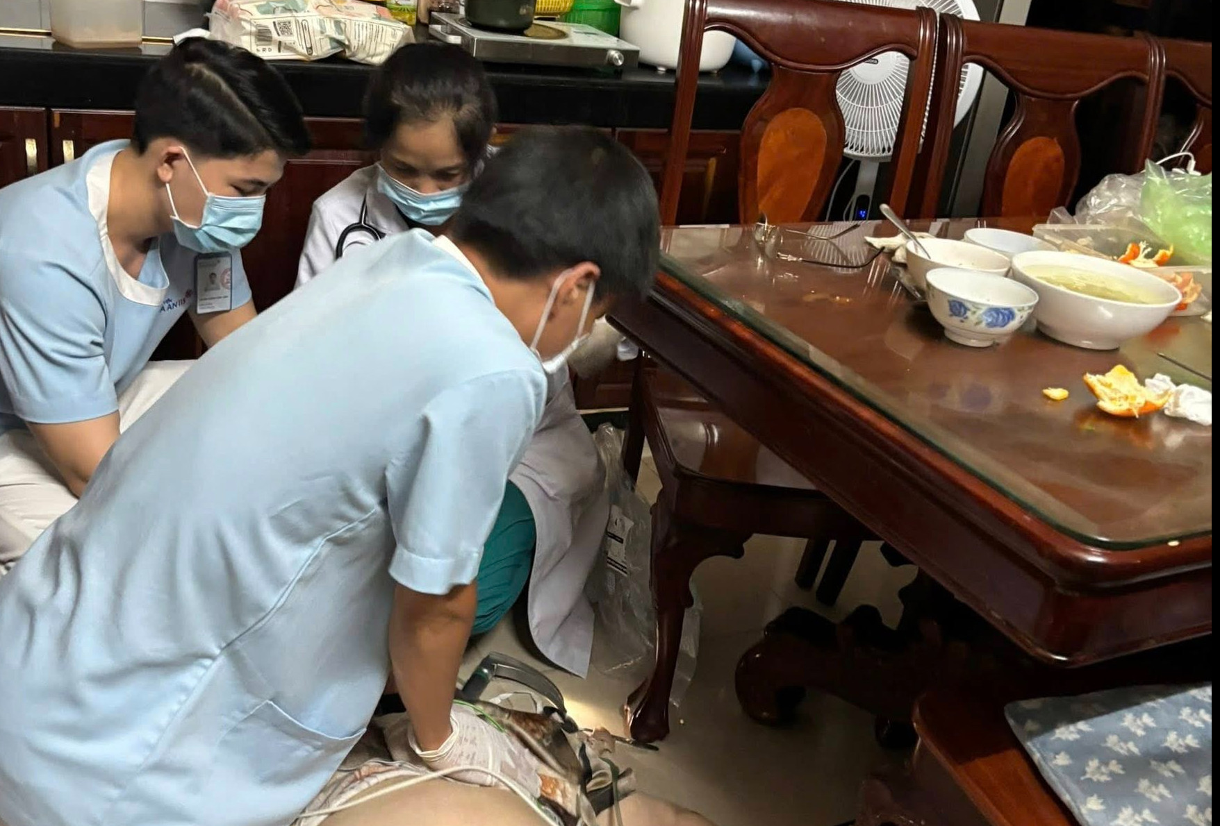 Hóc thịt khi ăn tối, cụ bà 81 tuổi ngừng tim插图 Hóc thịt khi ăn tối, cụ bà 81 tuổi ngừng tim - Ảnh 1.