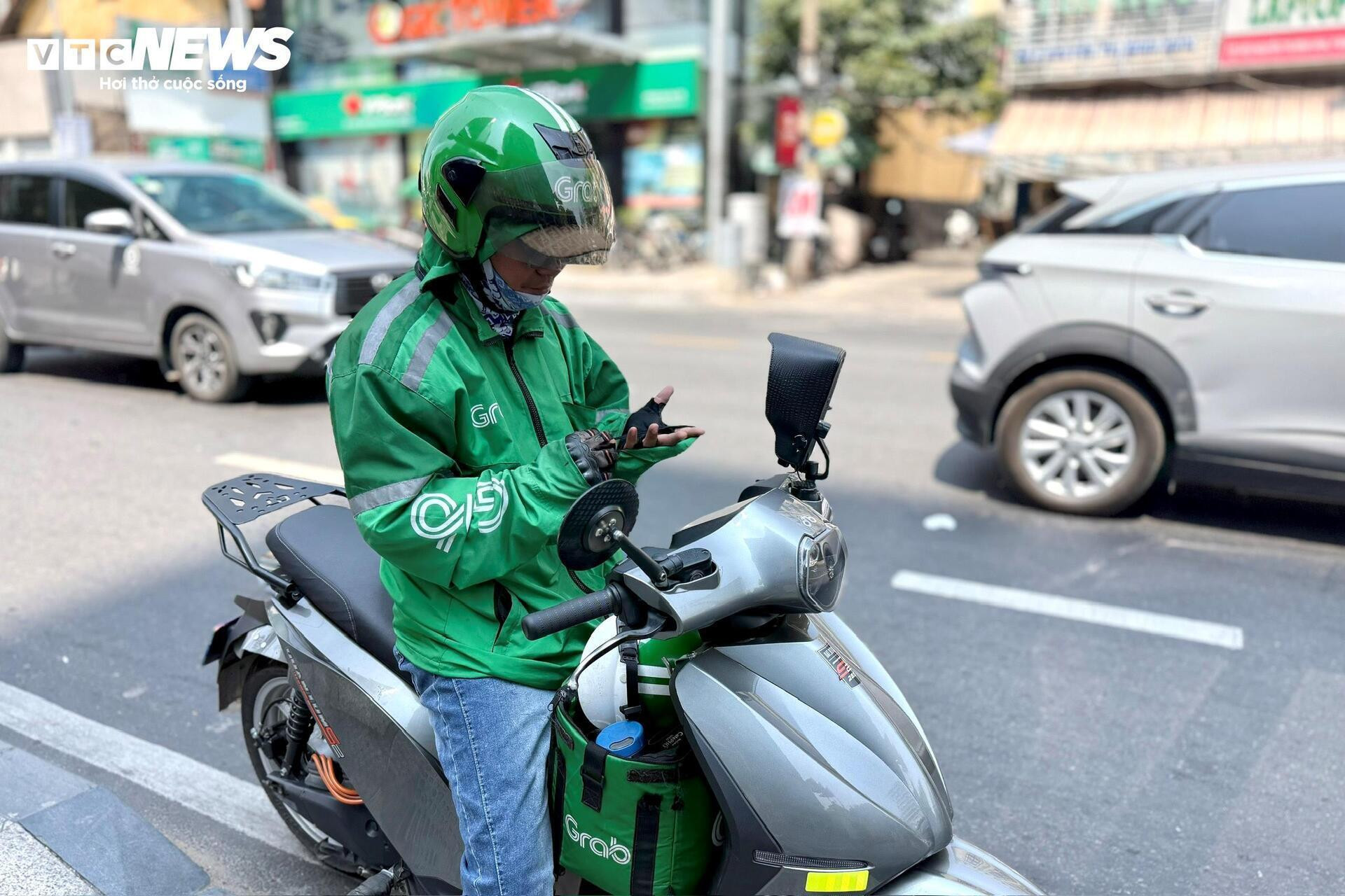 Shipper, xe ôm công nghệ ở TP.HCM dự kiến phải dùng xe điện từ 2028 - 3