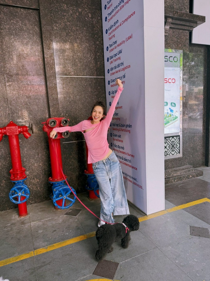 Trên mạng xã hội, nữ ca sĩ thường chia sẻ về lối sống lành mạnh, ăn chay và tập luyện thể thao để duy trì sự cân bằng trong tâm hồn và vóc dáng.