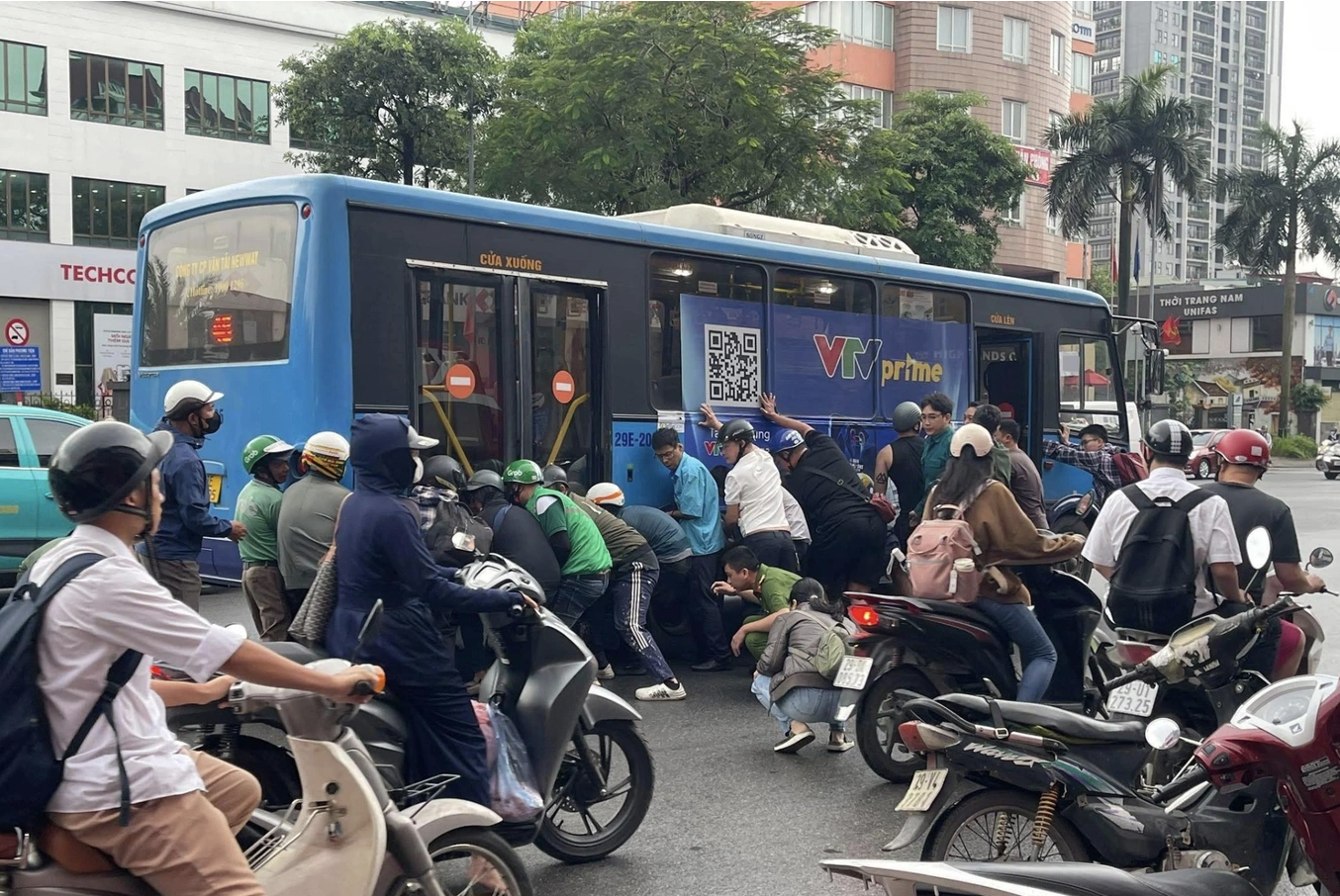 Hàng chục người nâng xe buýt cứu phụ nữ gặp nạn tại Hà Nội - Ảnh 1.