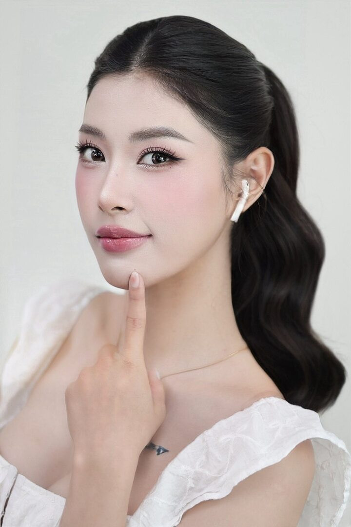 “Trước đây khi là cầu thủ, tôi quen với việc chỉ tập trung vào chuyên môn. Khi làm MC, tôi phải quan sát rộng hơn, cập nhật nhanh và phản ứng linh hoạt hơn”, cô từng chia sẻ.