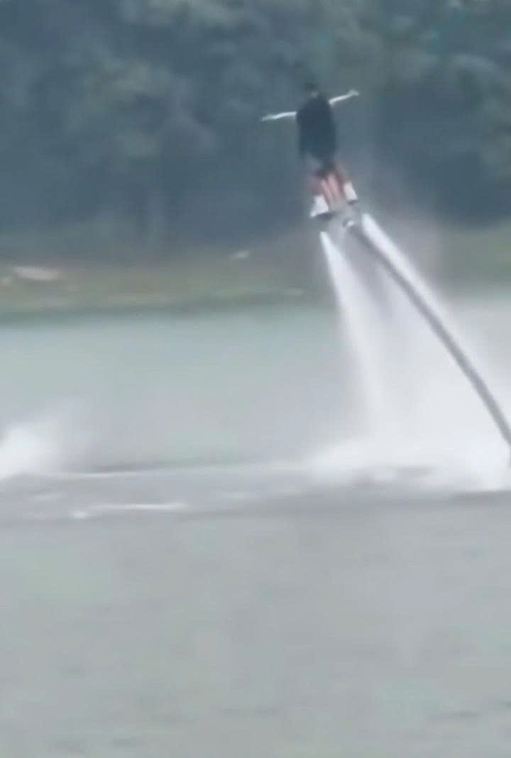 thot tim su co van dong vien flyboard va du khach roi xuong ho o ninh binh hinh anh 1