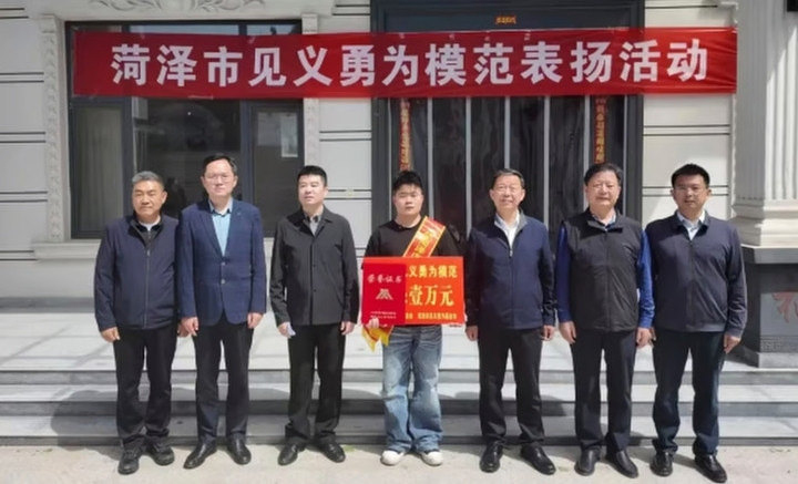 Trương Kiện được trao tặng bằng khen vì hành động nghĩa hiệp.