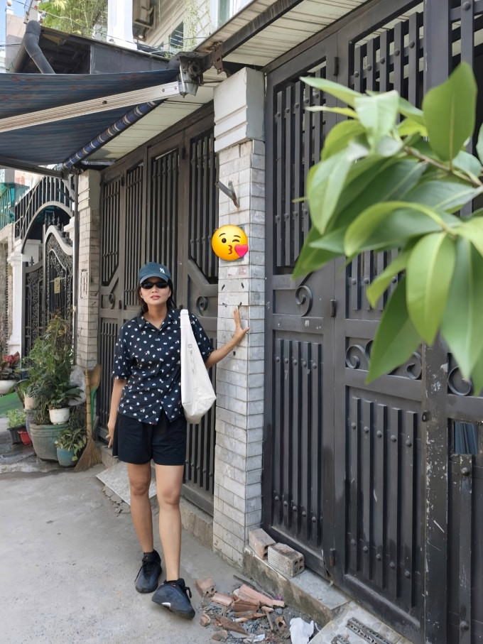Hoa hậu H'Hen Niê đứng bên cạnh cơ ngơi mới mua tại TP HCM.
