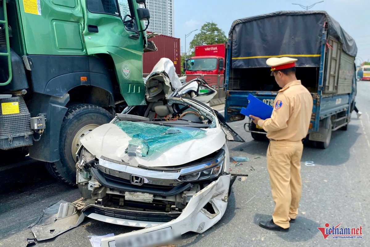 Khoảnh khắc giải cứu 3 người mắc kẹt trong ô tô bẹp dúm sau tai nạn liên hoàn ở Hà Nội插图 W-z7792776827380_ad795a3272e79b27babdf06d6e5ed4af.jpg