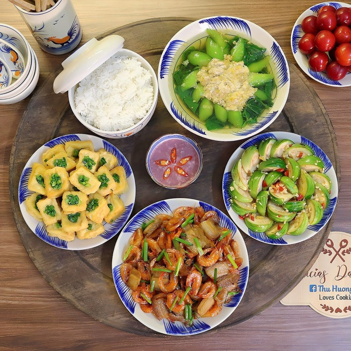 Bữa cơm này có món tôm sông rang thịt ba chỉ, đậu phụ rán tẩm hành, cà bát muối xổi, canh cua rau đay mồng tơi mướp.