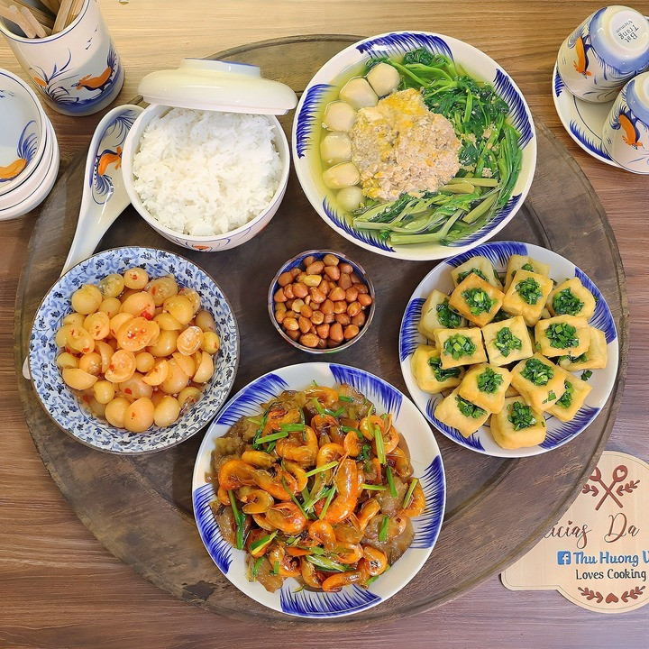 Thực đơn gồm tôm sông rang thịt, đậu phụ rán tẩm hành, canh cua nấu khoai sọ rau rút, cà pháo dầm.