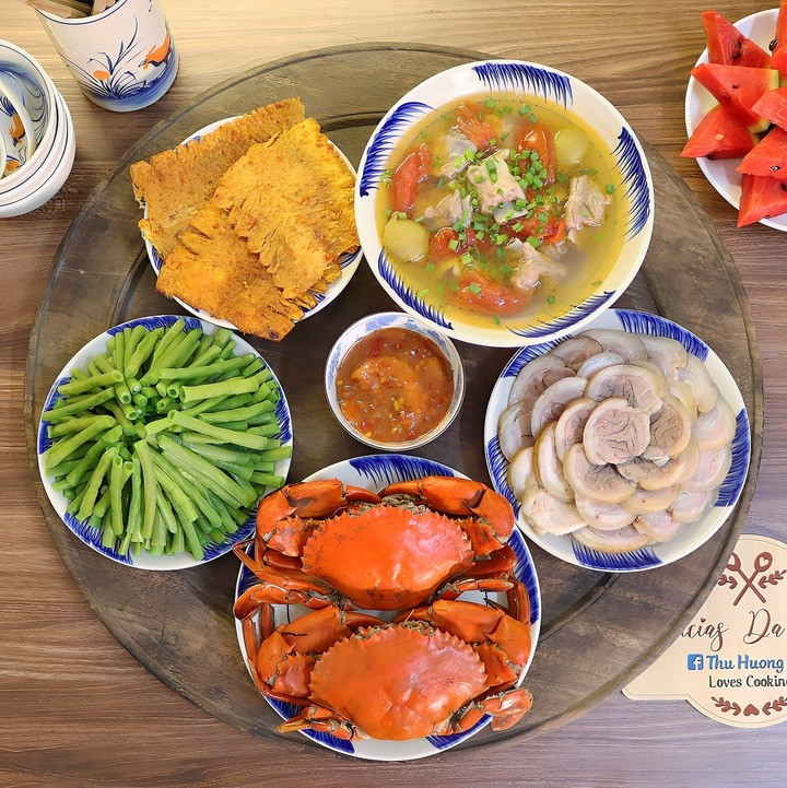 Thực đơn có món cua bể hấp sả bia, bắp giò heo luộc, đậu cove luộc, canh chua sườn nấu sấu.