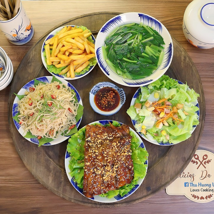 Thực đơn gồm sườn nướng tảng sốt mắm tỏi, nem chạo, khoai tây chiên, canh rau cải, salad.