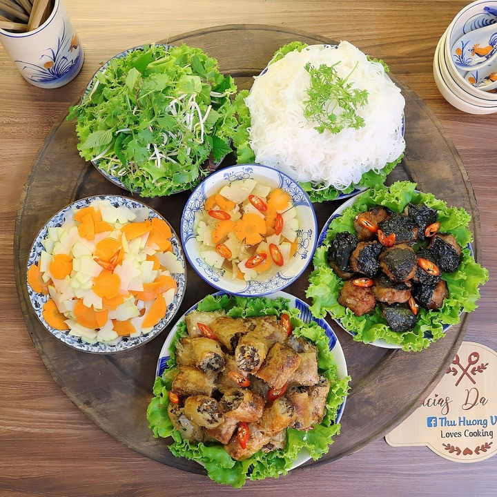 Mâm bún chả bún nem đổi bữa cho ngày hè nóng nực.