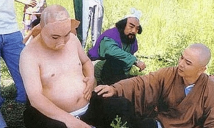 Sư phụ cũng tranh thủ xoa bụng Bát Giới và nói vui rằng chẳng cần hóa trang Mã Đức Hoa cũng giống nhân vật.