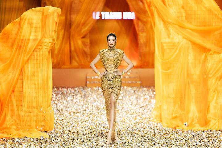 Sau khi giành ngôi Á hậu, Quỳnh Anh nhanh chóng trở thành cái tên đắt show thời trang trong nước. Với ngoại hình đậm chất châu Á cùng chiều cao 1m75, cô cũng được nhiều nhãn hàng, nhà thiết kế lựa chọn.