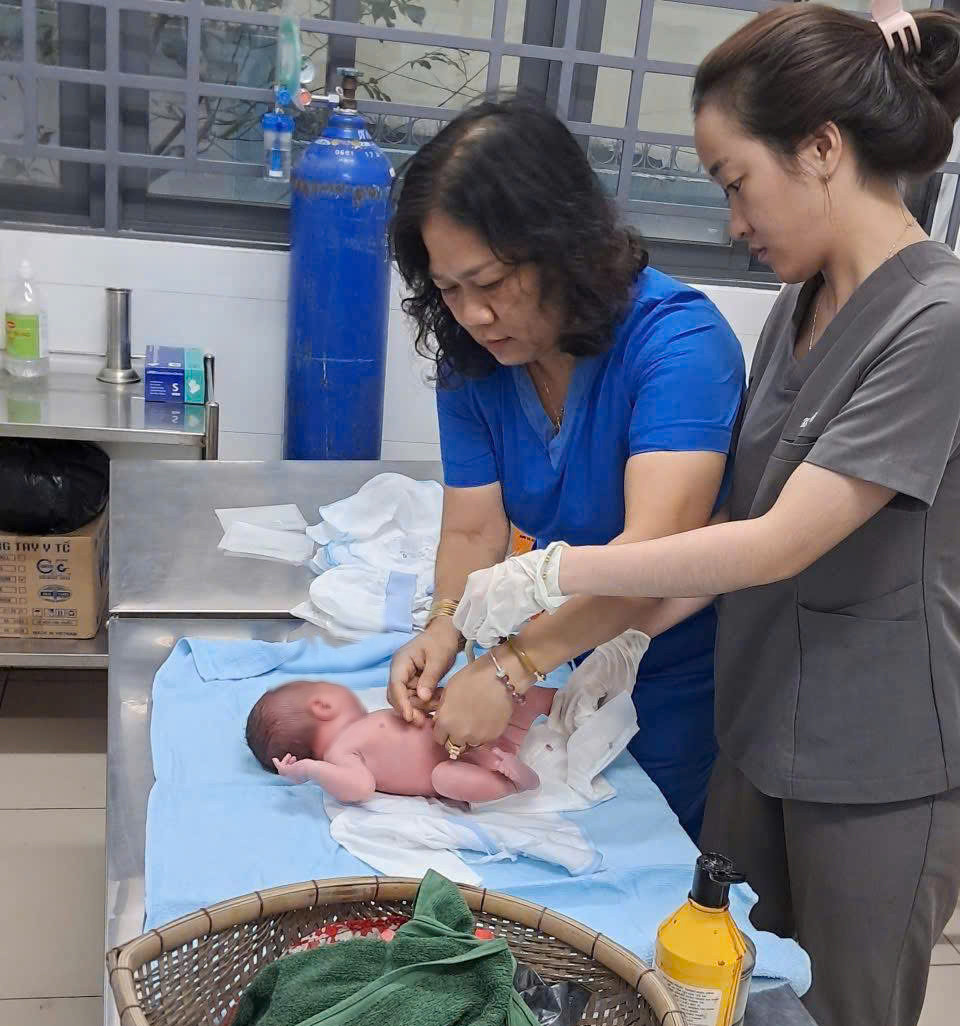 Bé gái sơ sinh còn nguyên dây rốn bị bỏ rơi ở TPHCM , chính quyền vào cuộc - Ảnh 2.