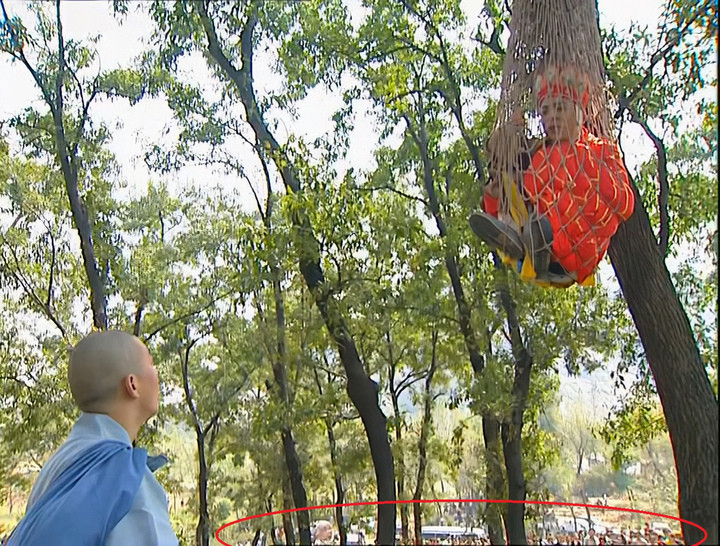 Phân cảnh Đường Tăng bị treo trên cây, nếu tinh mắt có thể thấy ngàn người hâm mộ và thành viên đoàn làm phim đứng phía sau.