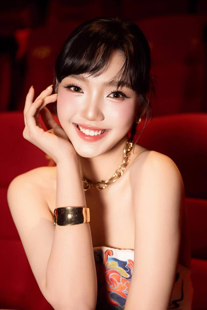 Sinh năm 2008 tại TP.HCM, Minh Anh bén duyên làng giải trí từ rất sớm. Khi mới 7 tuổi, cô đã đóng hàng chục quảng cáo cho nhiều thương hiệu tên tuổi.