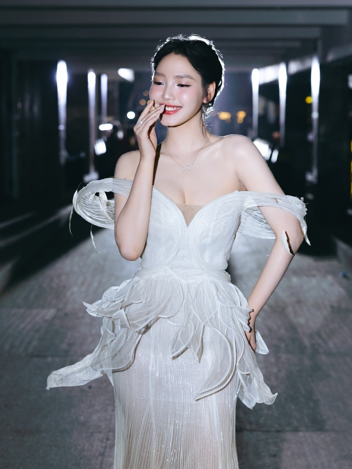 Ngoài diễn xuất, Đoàn Minh Anh vẫn hoạt động trong lĩnh vực người mẫu với chiều cao nổi bật 1,75m. Cô cũng thường xuyên tham gia các sự kiện giải trí, sự kiện quảng bá của nhãn hàng.