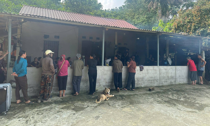 Ngày 7/5, gia đình và người dân thôn Tân Tạo tổ chức tang lễ cho bé gái xấu số. (Ảnh: An Tây)