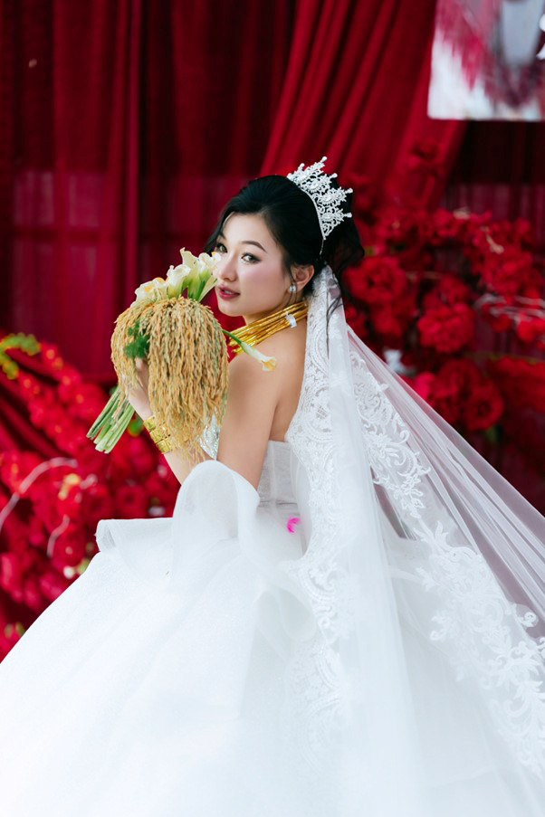Bó hoa cưới độc lạ của cô dâu miền Tây gây sốt cõi mạng - Ảnh 1.