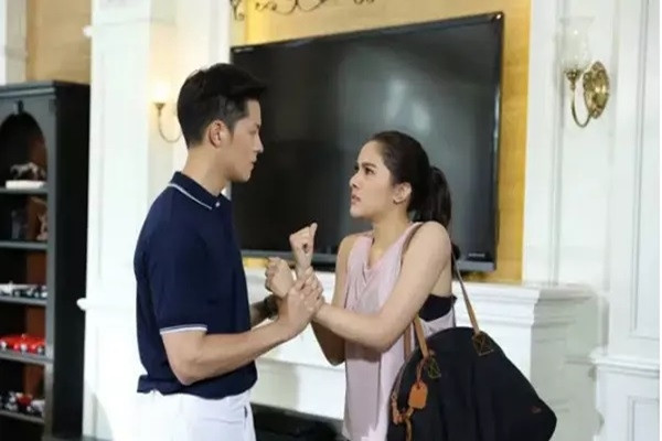 Thấy vợ nằng nặc đòi ngủ chung với con riêng của chồng, tôi bí mật nghe lén thì bất ngờ trước sự thật cô ấy đang giấu kín插图1 Thấy vợ nằng nặc đòi ngủ chung với con riêng của chồng, tôi bí mật nghe lén thì bất ngờ trước sự thật cô ấy đang giấu kín插图1