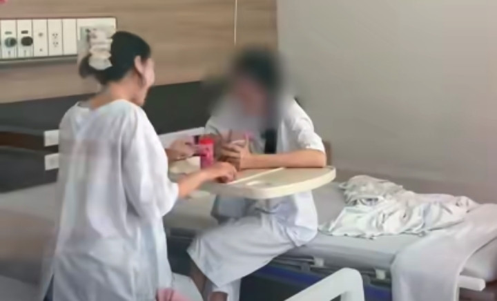 Hình ảnh hai cô gái trẻ vừa cười nói, vừa động viên nhau trước giờ điều trị khiến nhiều người xúc động.