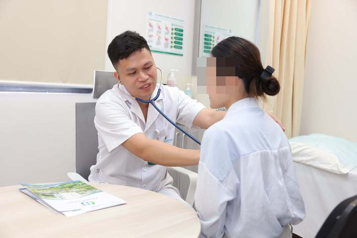 Bác sĩ Ninh Công Vi thăm khám cho người bệnh. (Ảnh: BSCC)