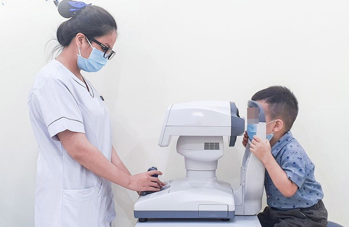 Điều dưỡng đo khúc xạ cho bé (Ảnh: BV đa khoa Tâm Anh)