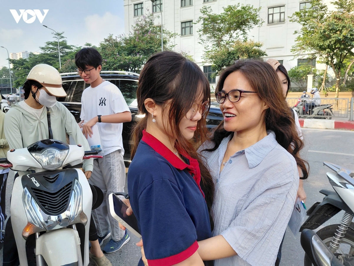 con thi vao lop 10 chuyen, phu huynh bat khoc chia se ve hanh trinh con da di qua hinh anh 11