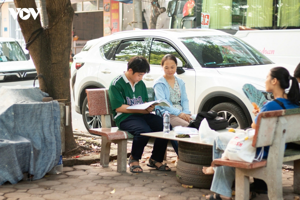 con thi vao lop 10 chuyen, phu huynh bat khoc chia se ve hanh trinh con da di qua hinh anh 1