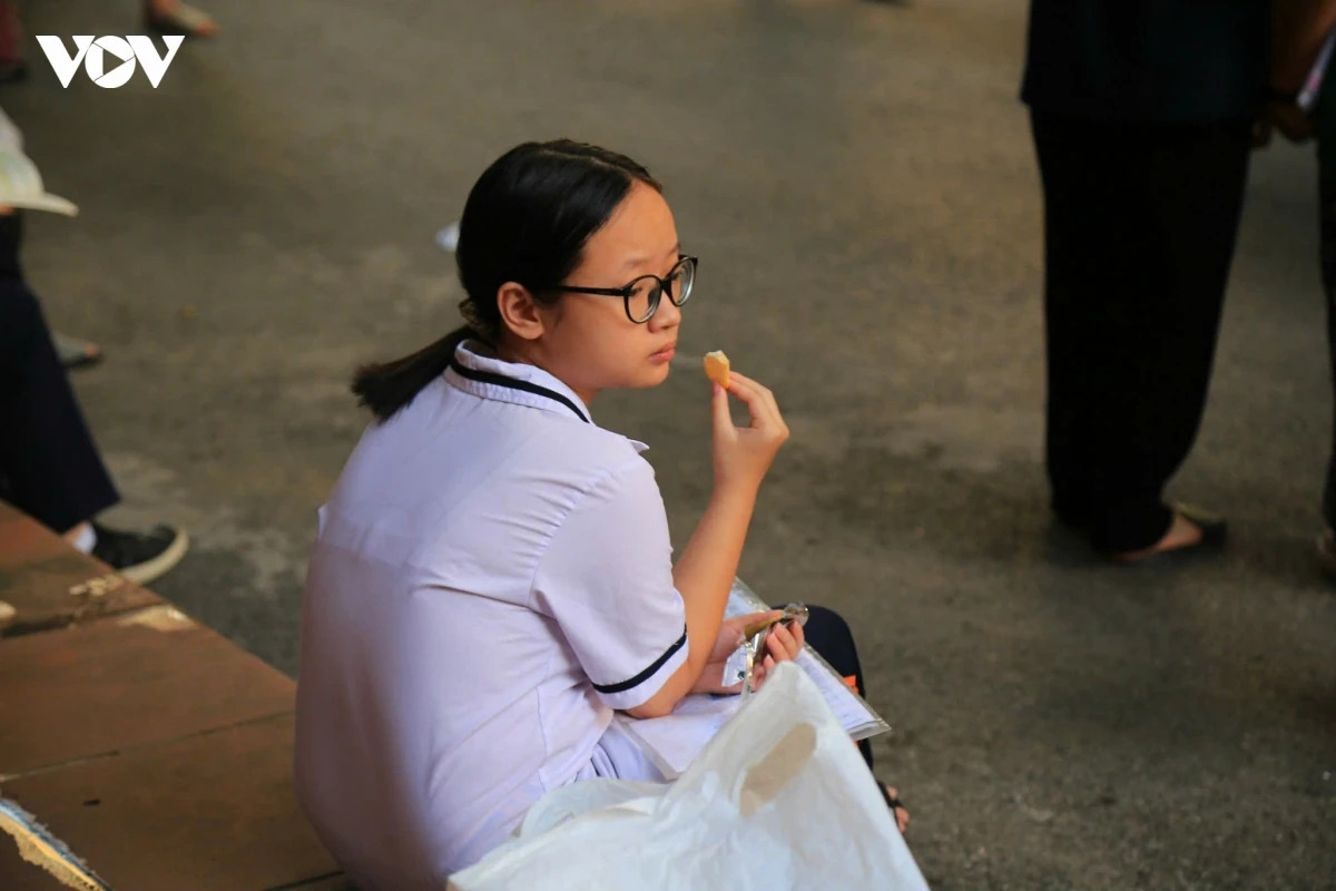 con thi vao lop 10 chuyen, phu huynh bat khoc chia se ve hanh trinh con da di qua hinh anh 2