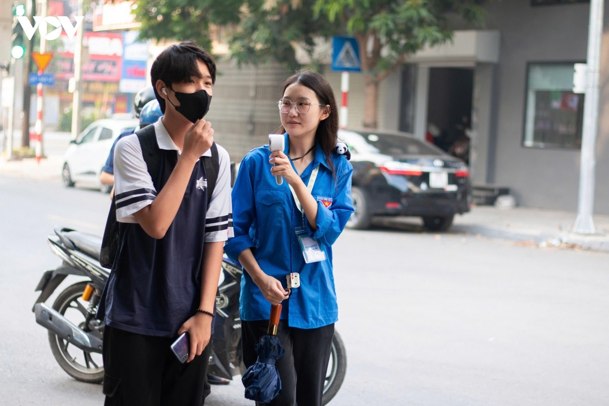 con thi vao lop 10 chuyen, phu huynh bat khoc chia se ve hanh trinh con da di qua hinh anh 3