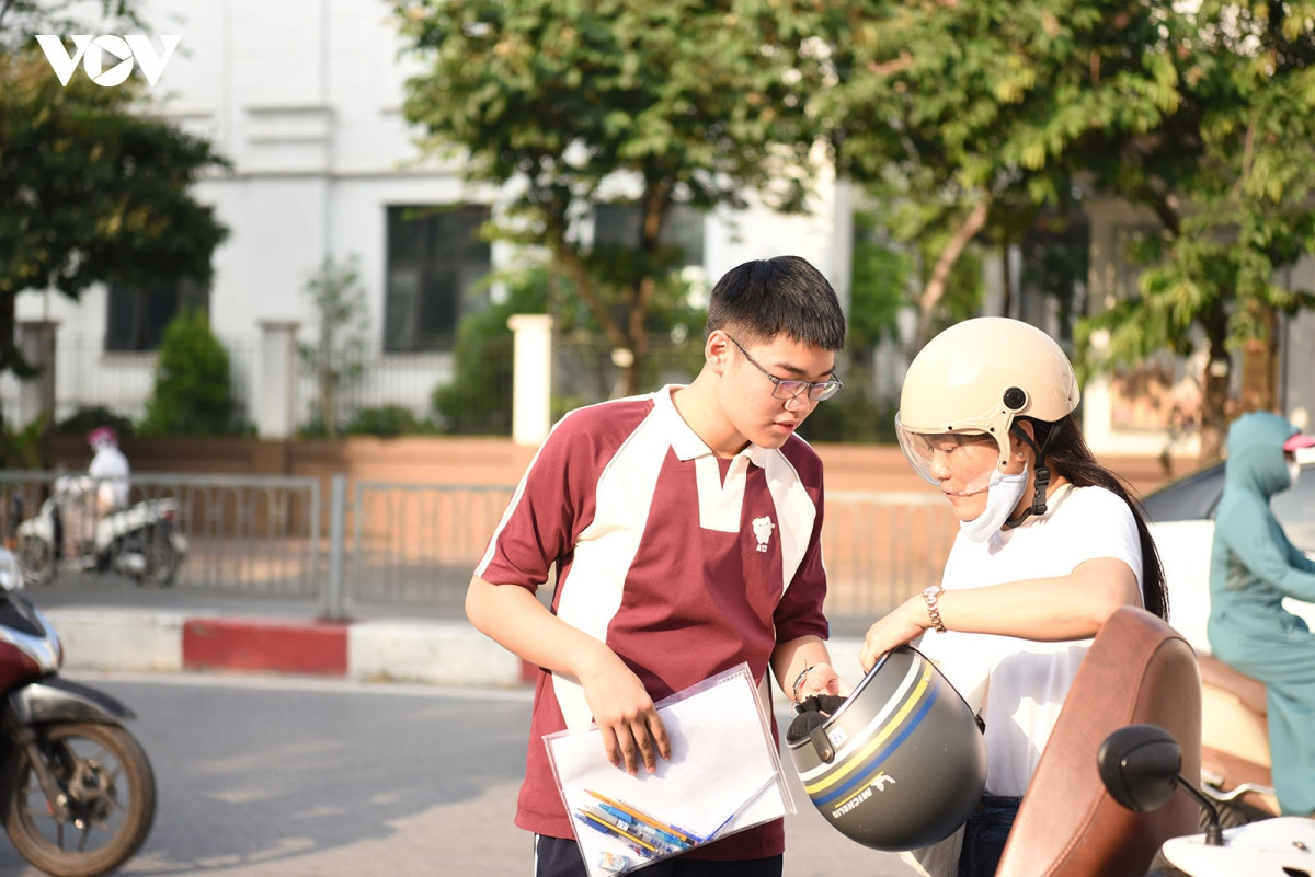 con thi vao lop 10 chuyen, phu huynh bat khoc chia se ve hanh trinh con da di qua hinh anh 13