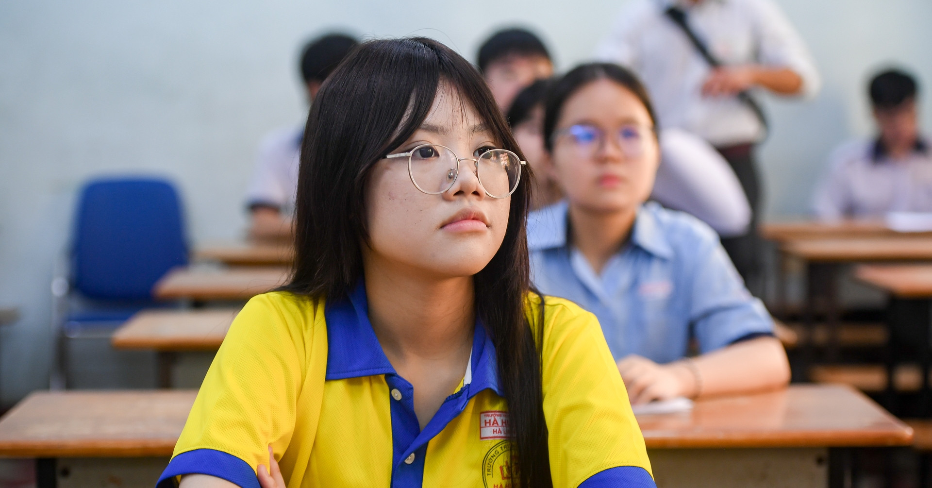 Thầy giáo tiếng Anh lấy đề thi của trường về cho học sinh làm trước插图1