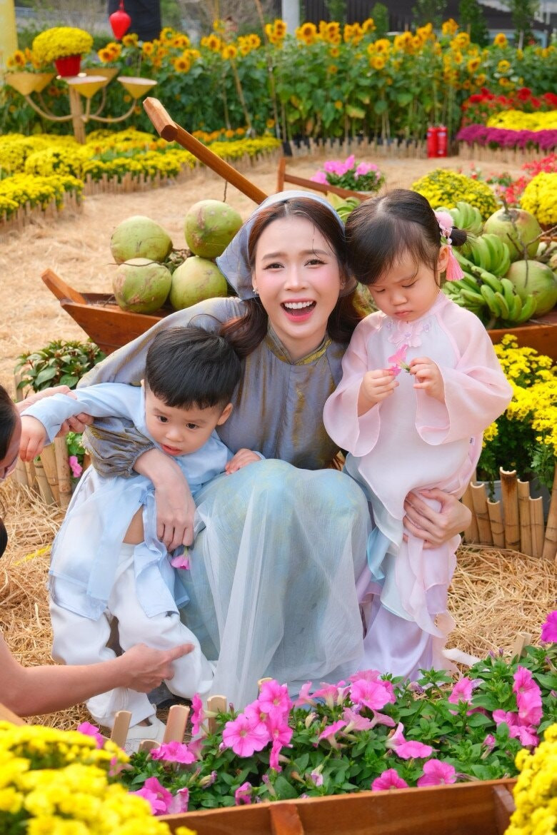 Cặp song sinh mang dòng máu lai Việt - Hàn cực đáng yêu của vợ chồng Sam.