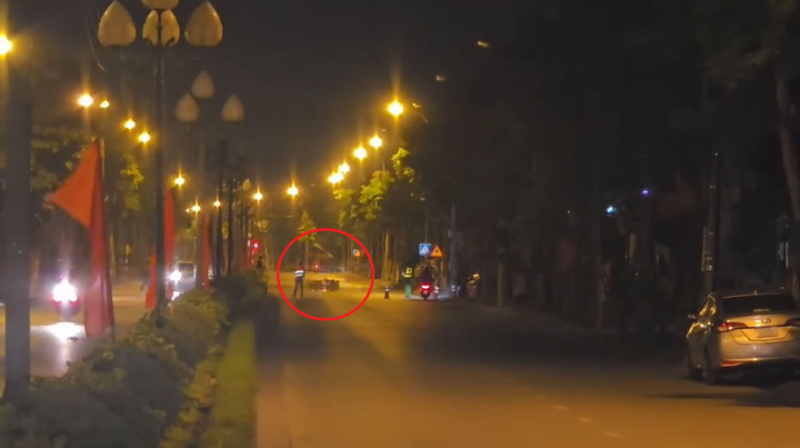 Tạm giữ 3 thanh niên mang kiếm đuổi chém nhau trên phố Hải Phòng插图1 2 nam thanh niên không chấp hành hiệu lệnh dừng xe, lao thẳng phương tiện về phía Tổ công tác dẫn tới đâm đổ hàng rào chắn và ngã ra đường.