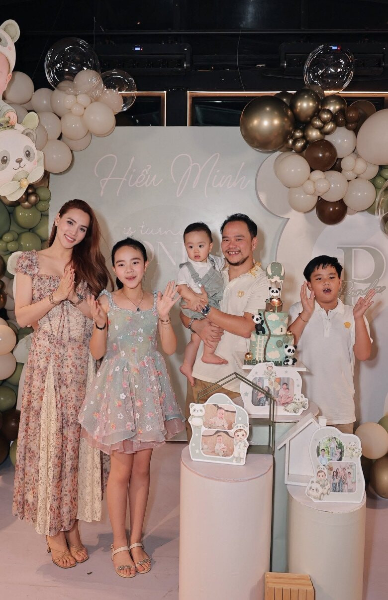 Gia đình Trang Nhung hạnh phúc trong tiệc sinh nhật 1 tuổi của con trai út Panda.